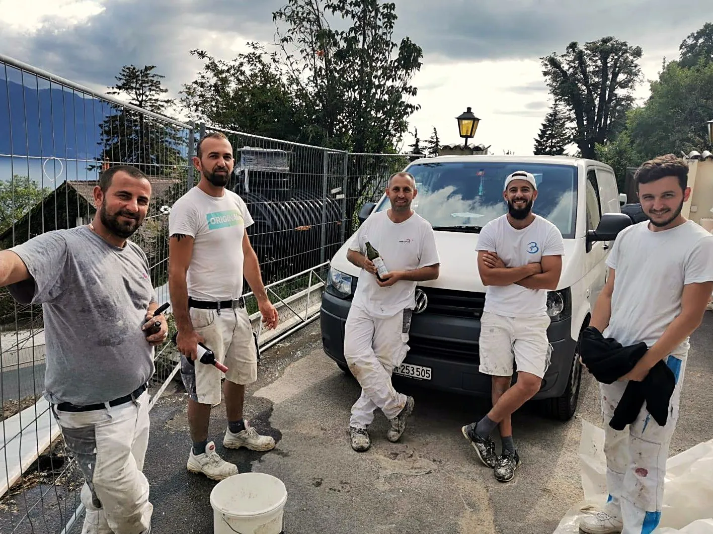 L’équipe d’Eco Façades devant sa camionnette, sur un chantier